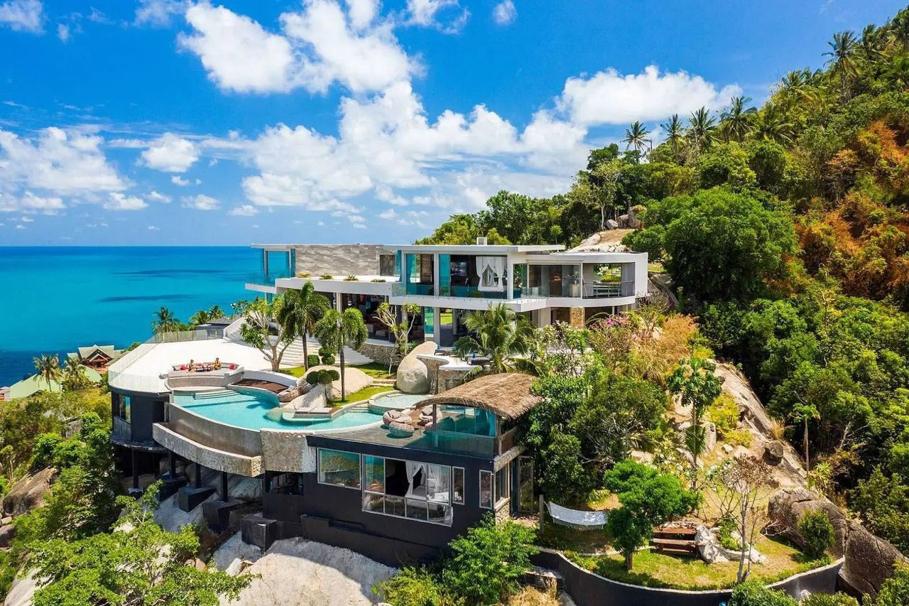 A Spectacular Seaside Tropical Villa [Video]