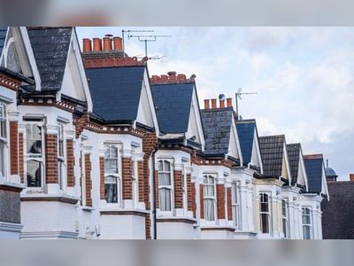 Average UK house price exceeds £260,000 for first time