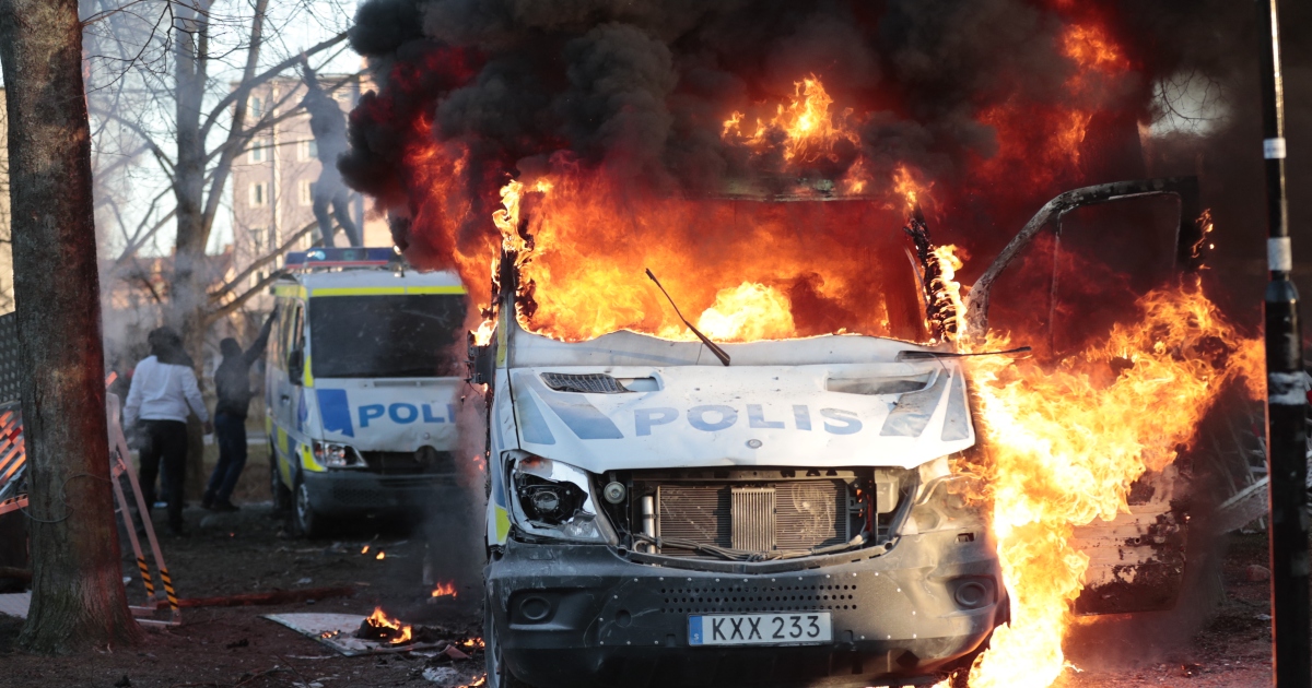 Riots erupt in Sweden before far-right rally