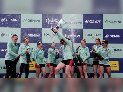 Cambridge set record in women's boat race, Oxford win men's event