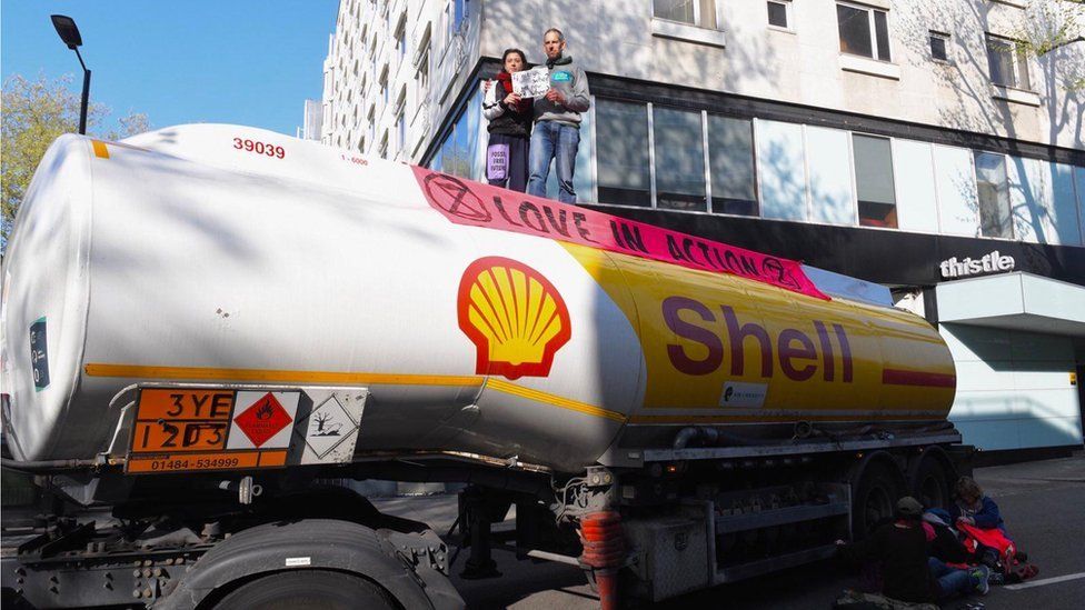 Extinction Rebellion: Six arrested after Olympians scale oil tanker