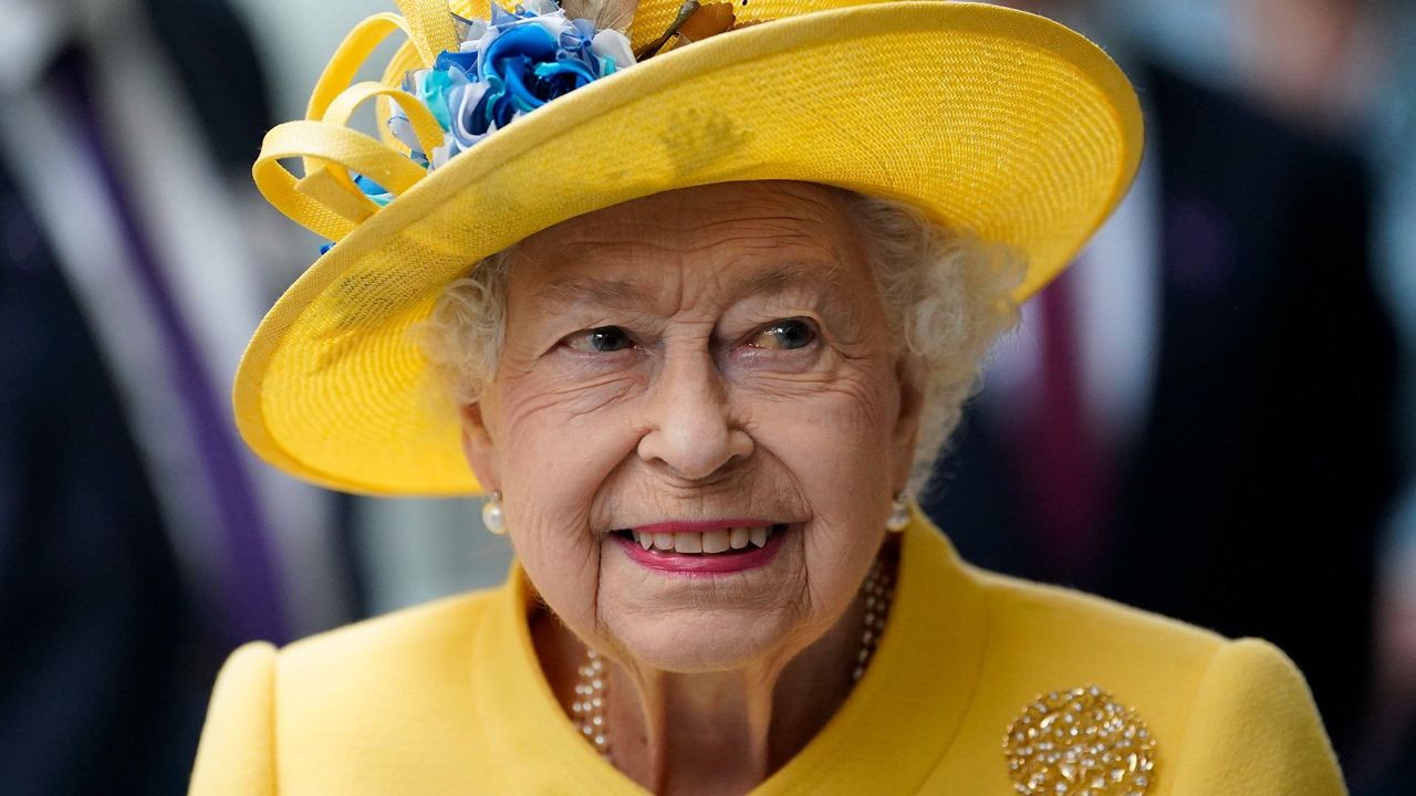 Queen shown how to use Oyster card on Elizabeth line