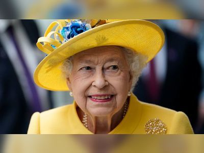 Queen shown how to use Oyster card on Elizabeth line