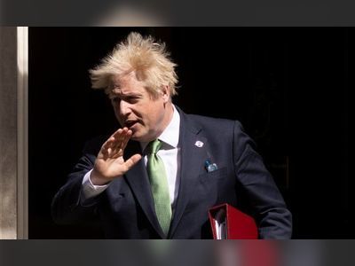 Civil servants and No 10 advisers furious over single fine for Boris Johnson