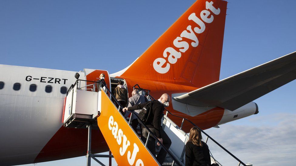 EasyJet offers £1,000 bonus as airlines battle to recruit staff