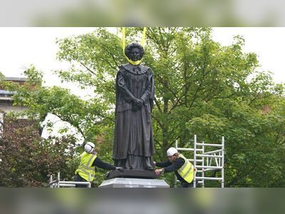 Grantham: Margaret Thatcher statue lowered into place