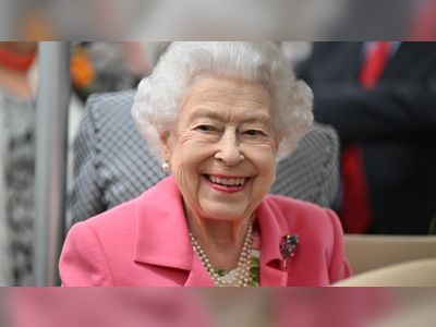 Queen uses buggy to visit Chelsea Flower Show