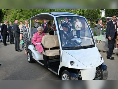 Queen arrives in buggy to tour gardens at Chelsea flower show