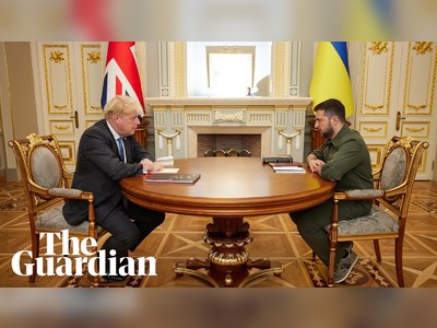 Boris Johnson promises Ukraine UK-led troop training scheme on Kyiv visit