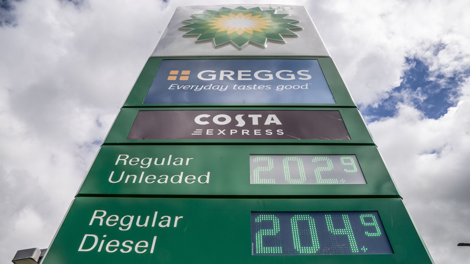 Cost of living: Petrol retailers accused of 'rocket and feather' pricing as unleaded hits new record