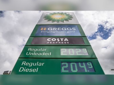 Cost of living: Petrol retailers accused of 'rocket and feather' pricing as unleaded hits new record
