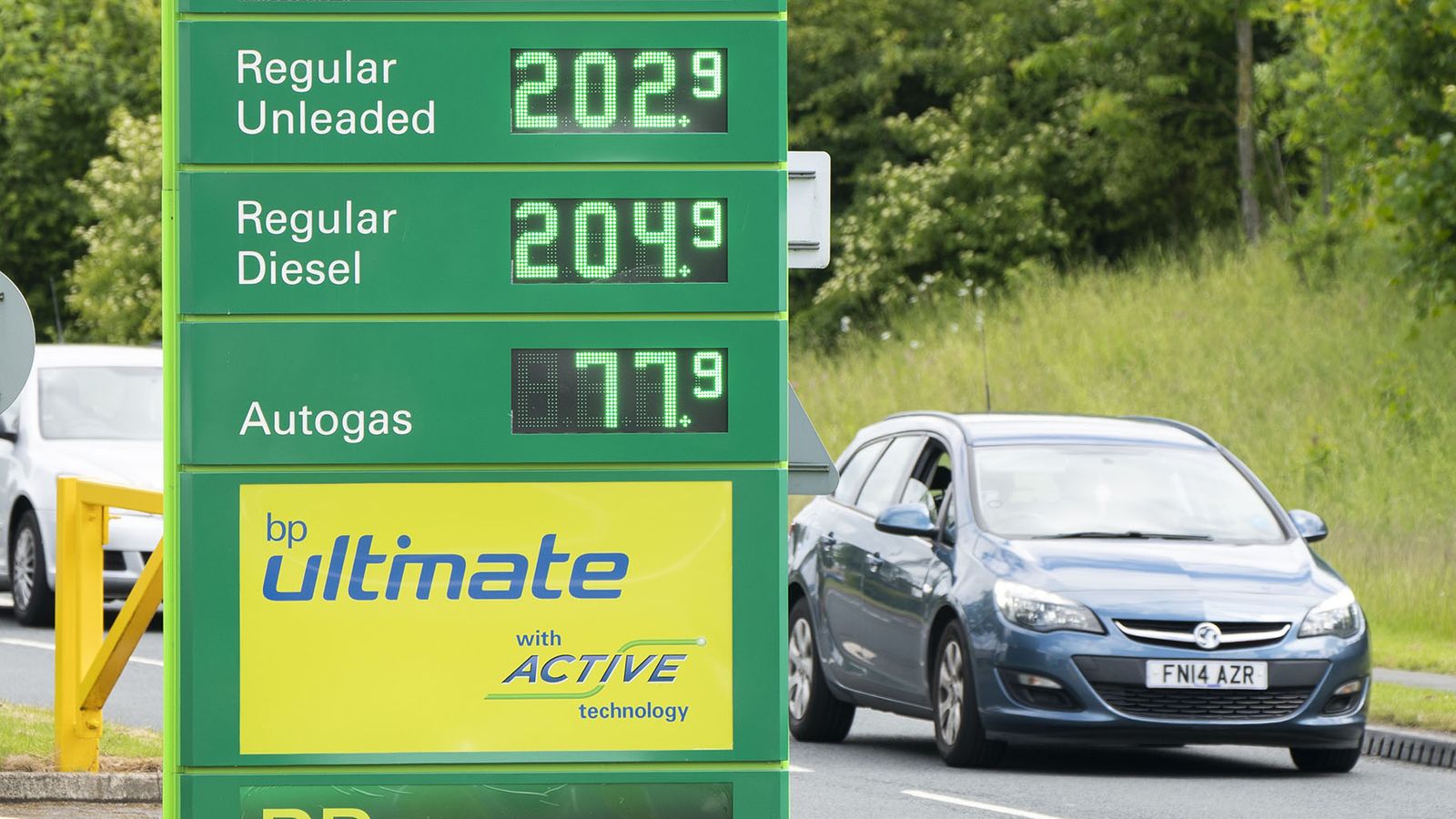 Cost of living: Average price of filling family car with petrol set to exceed £100 for first time