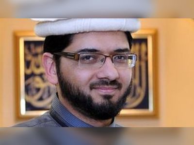 Qari Asim: Imam removed as government adviser over film protests