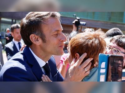 French election: Left surge threatens Macron majority in France