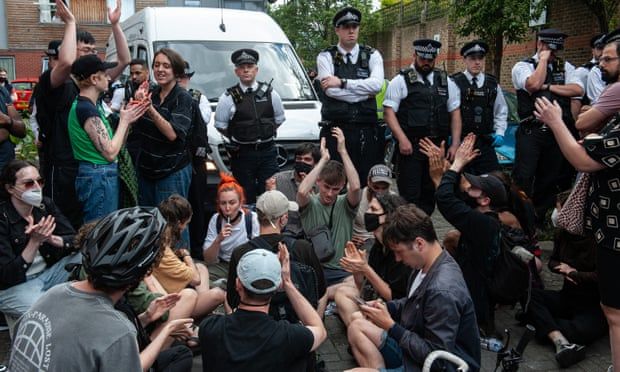 200 protesters block immigration officers’ van during Peckham arrest