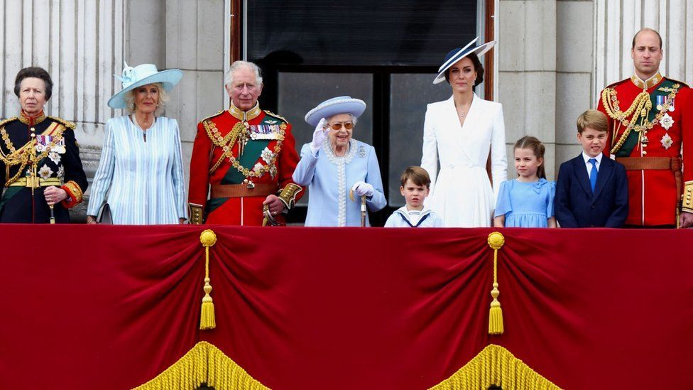 Platinum Jubilee: Crowds cheer Queen at palace as Jubilee begins