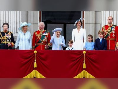 Platinum Jubilee: Crowds cheer Queen at palace as Jubilee begins