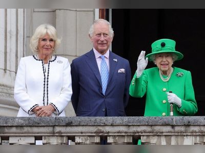 Queen Elizabeth ends jubilee by making public appearance