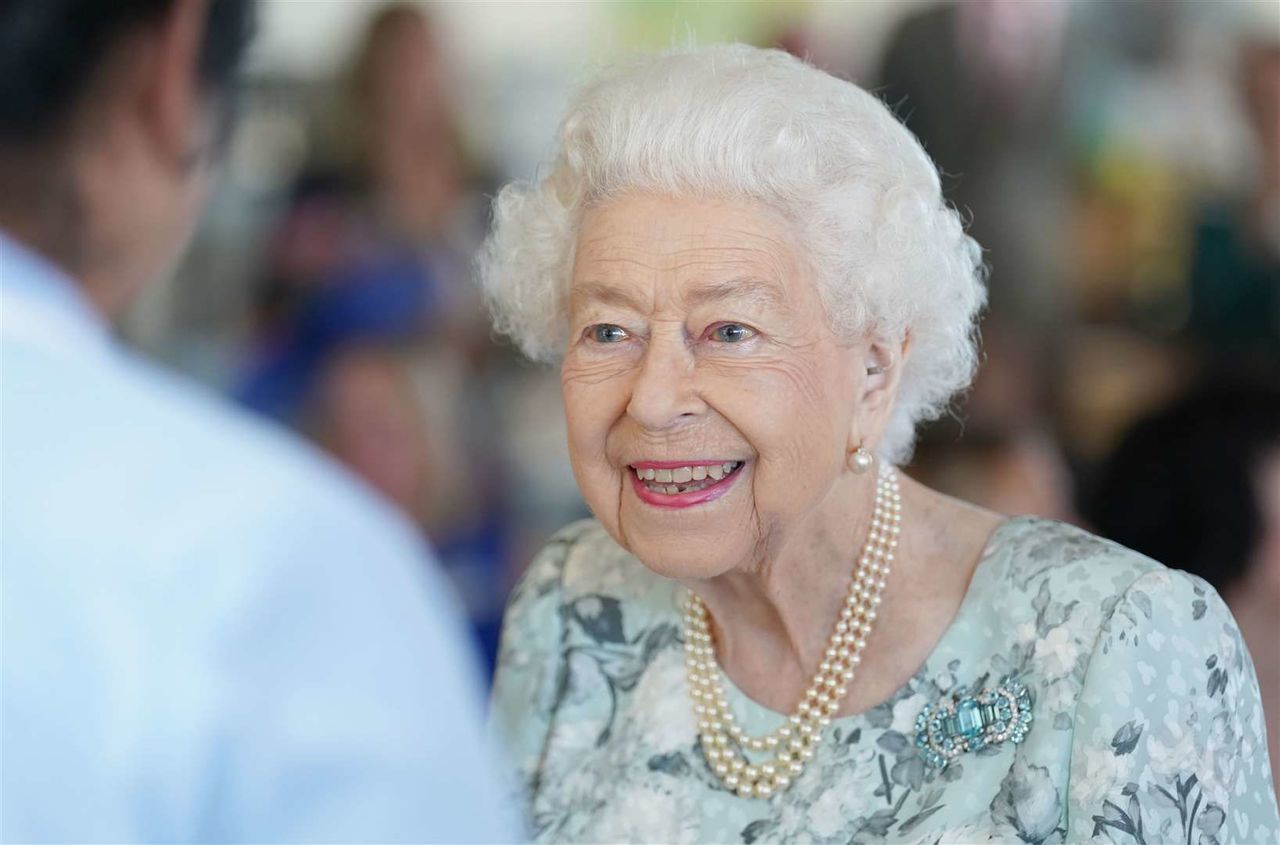 Queen makes surprise visit to open new Maidenhead hospice
