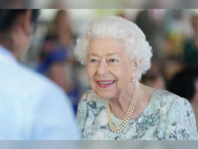 Queen makes surprise visit to open new Maidenhead hospice