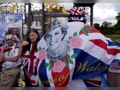 Fans of Princess Diana gather to mark her death 25 years ago