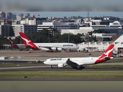 Qantas executives asked to volunteer as baggage handlers to alleviate chaos