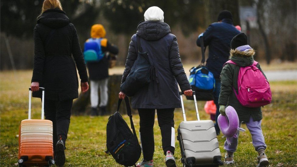 Ukraine refugee hosts should get £700 a month, says minister