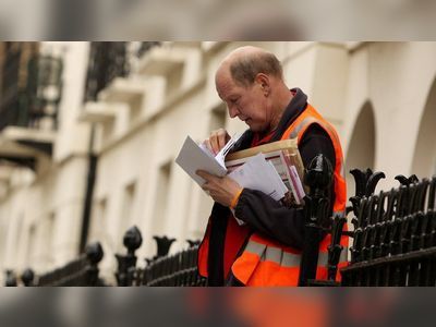 Royal Mail workers vote for further strikes