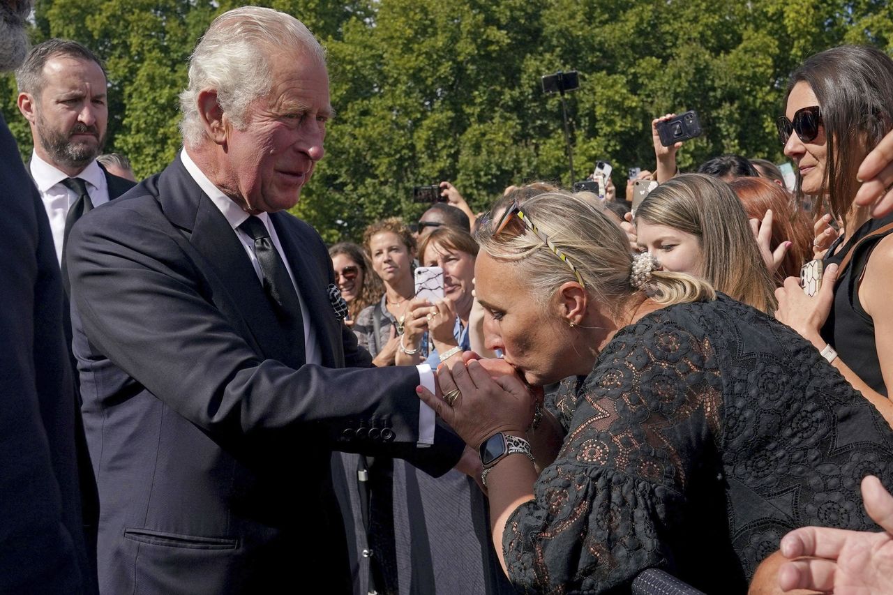 King greets mourners at Buckingham Palace