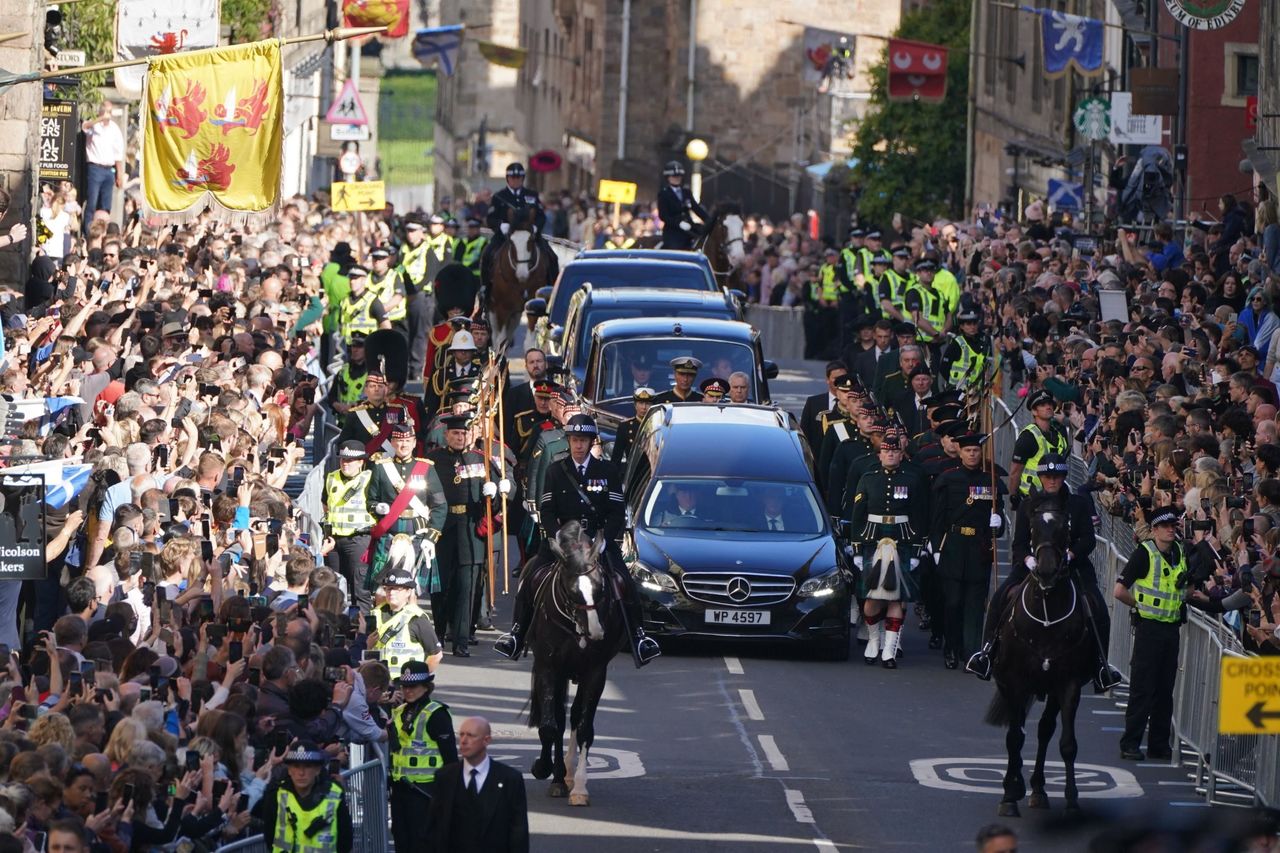 Thousands line Edinburgh's streets to see Queen's coffin