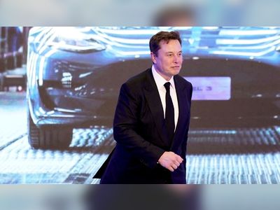 Elon Musk: Tesla shares down again following car delivery disappointment
