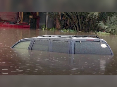 Nigeria floods: People evacuate on top of cars