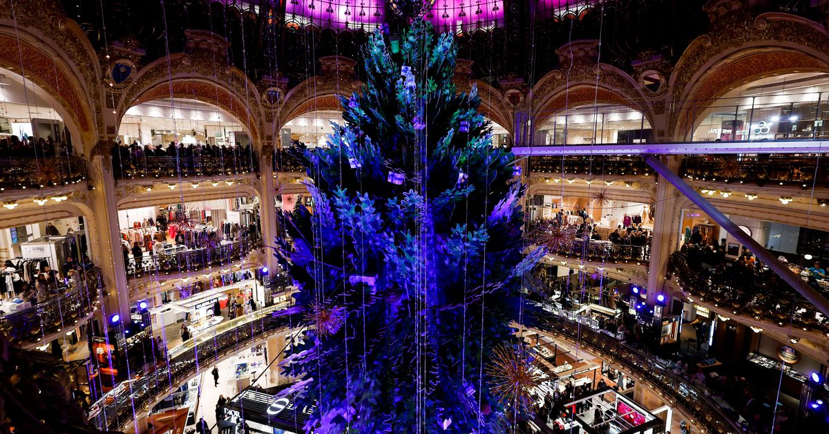 Paris workers disrupt Galeries Lafayette Christmas tree-lighting ceremony