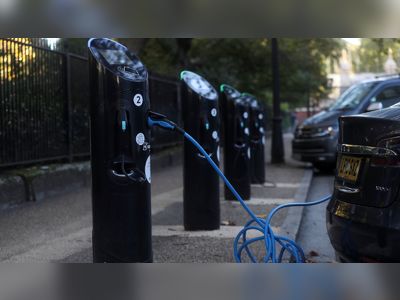 Electric car owners to pay road tax from 2025, chancellor announces in autumn statement