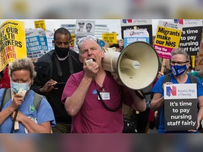Nurses across UK back strikes in pay dispute