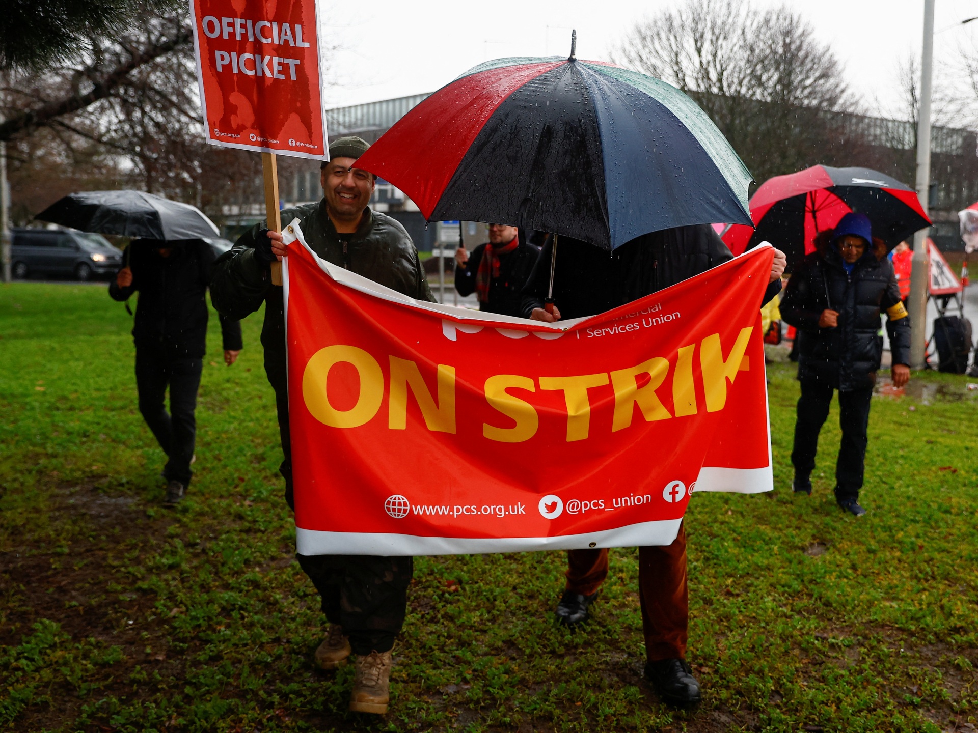 Passport control staff strike at six UK airports for better pay