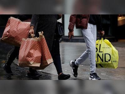 UK retailers see 40% jump in Boxing Day shoppers -Springboard