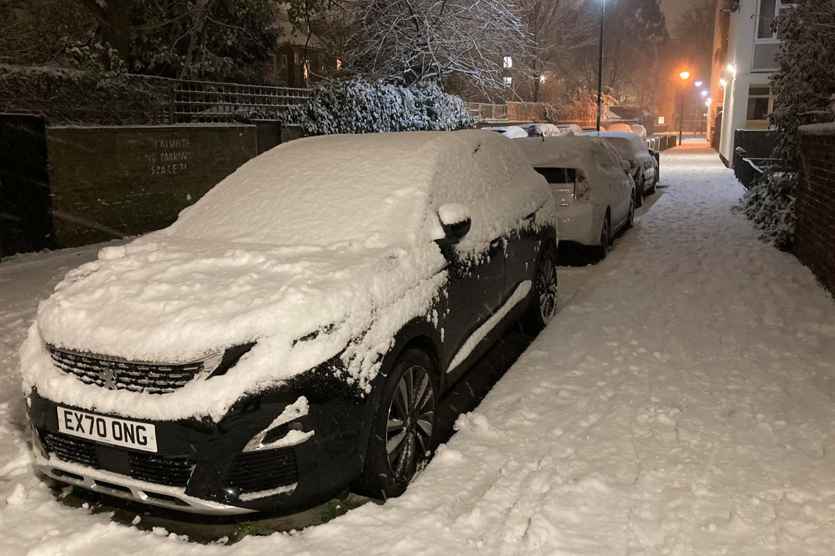 Travel chaos as London blanketed by snow and freezing fog