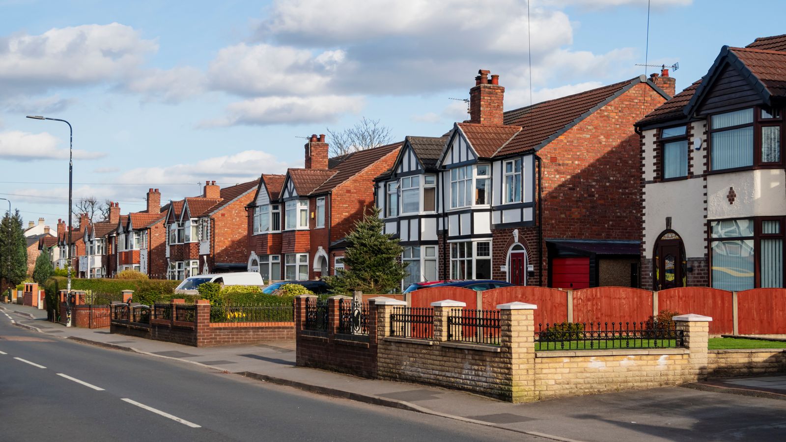 House prices: Growth slows with higher mortgage rates especially impacting more expensive areas