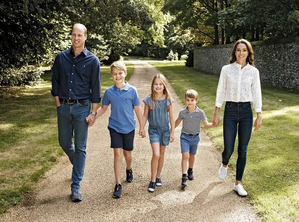 Prince William and Kate release family Christmas card image