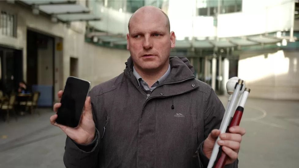 Blind BBC News correspondent Sean Dilley defeats mugger who stole his phone