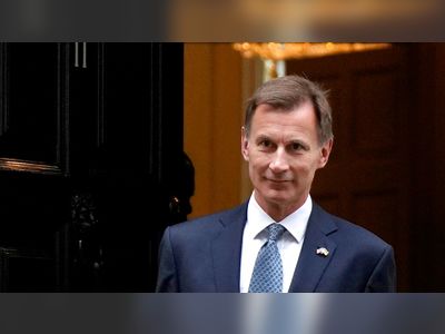 Jeremy Hunt dismisses economic 'gloom' as he dashes Tory hopes of tax cuts