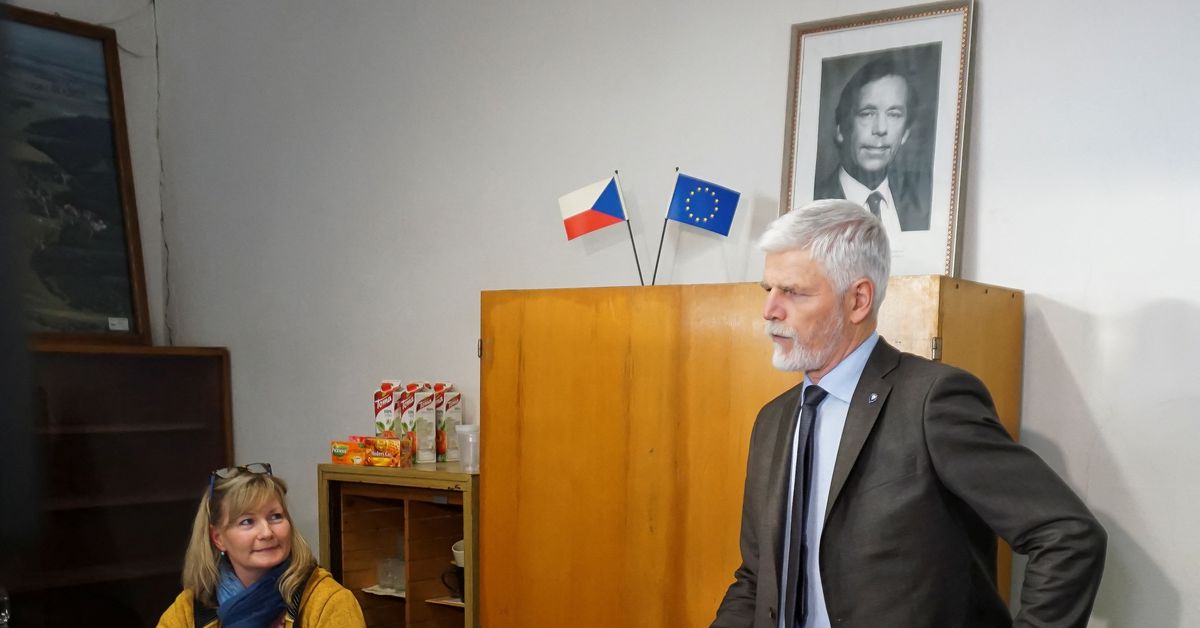 Former NATO general, ex-prime minister seen leading Czech presidential election