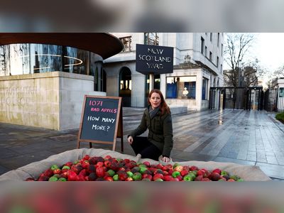 One thousand 'bad apples' placed outside London police HQ in demonstration