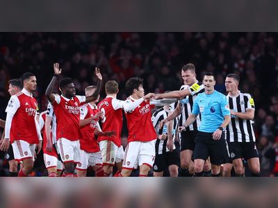 Leaders Arsenal held by Newcastle, Man United win again