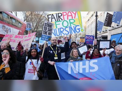 NHS pay: Nurses leader sees optimism over Sunak talks