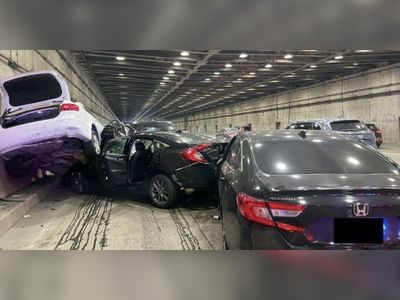 Surveillance footage shows a ‘self-driving’ Tesla cause an 8-car pileup