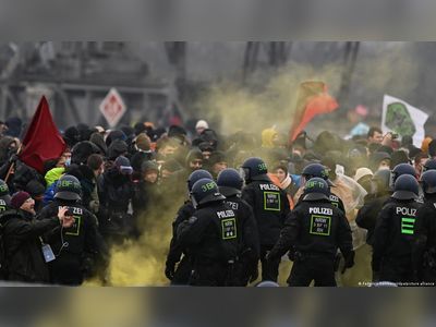 Lützerath: Protesters, police clash near German coal mine