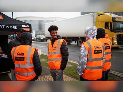 Amazon warehouse staff escalate strike action in fight for better pay