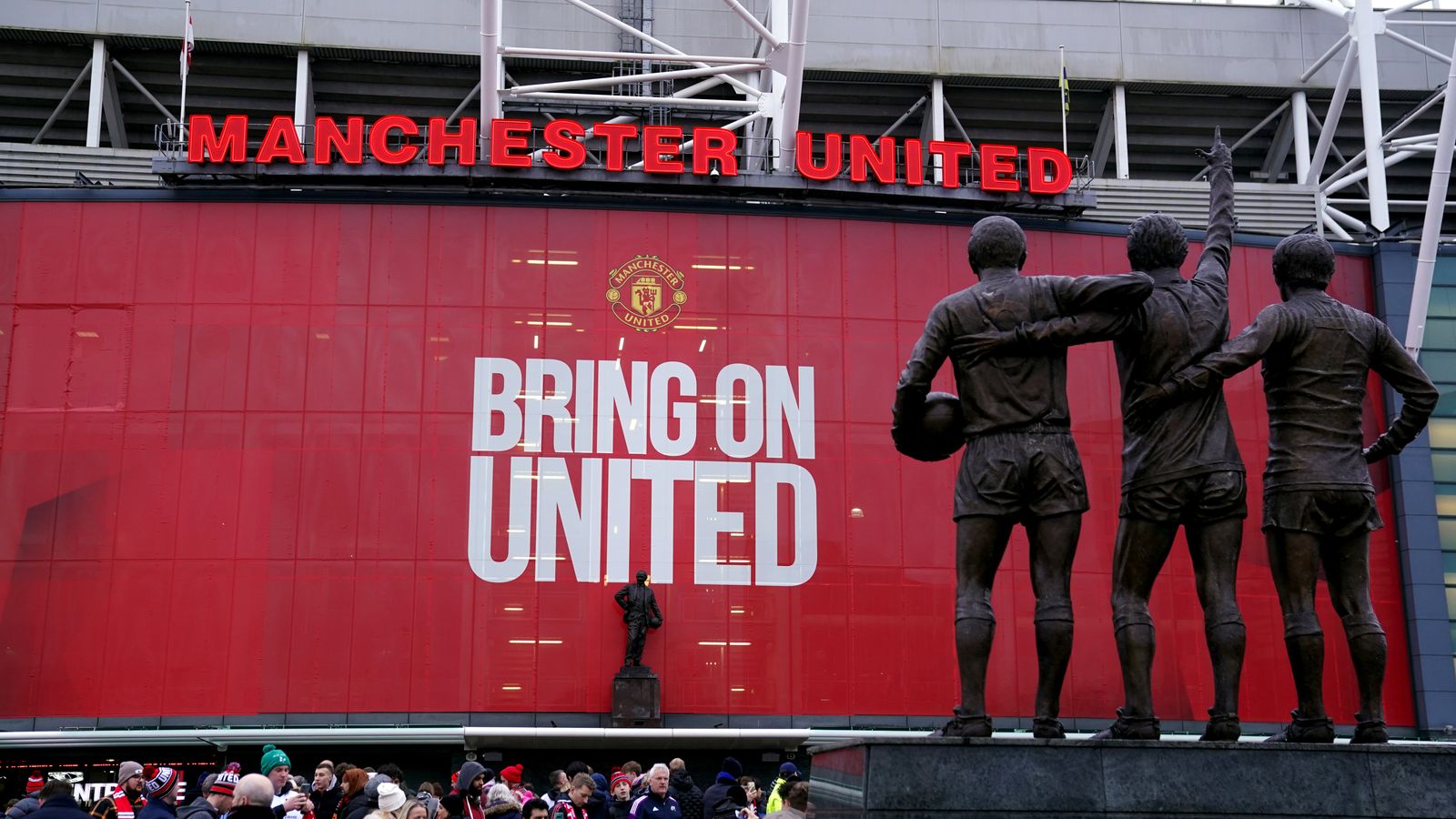 Manchester United shares tumble following report that bidders have fallen short